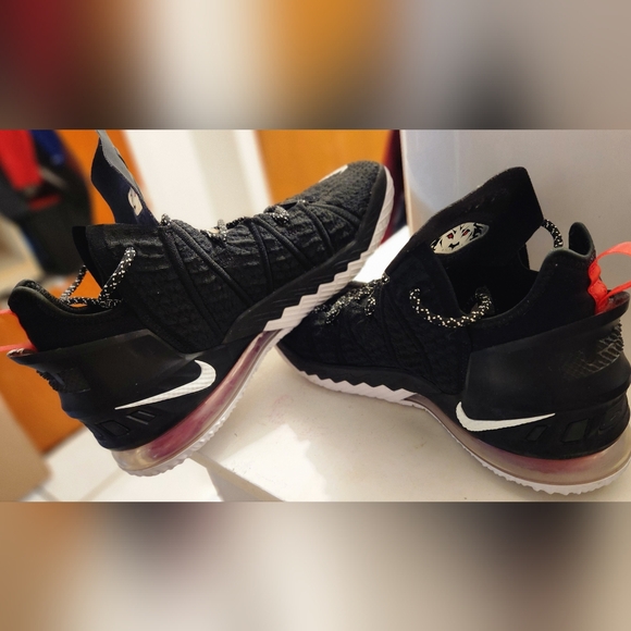 NIKE LEBRON 18 - Picture 3 of 3